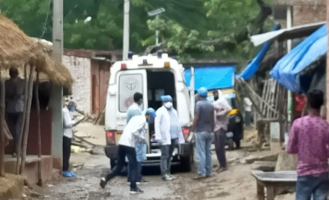 फोटो-32- संक्रमित व्यक्ति के संपर्क में आए लोगों को लेने मसीत पहुंची एंबुलेंस। संवाद