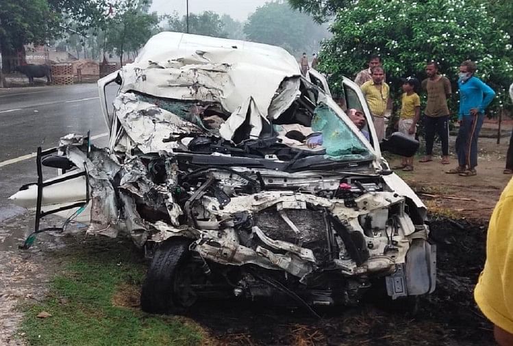 यूपी: प्रतापगढ़ में दर्दनाक हादसा, ट्रक और स्कॉर्पियो की टक्कर, नौ लोगों की मौत