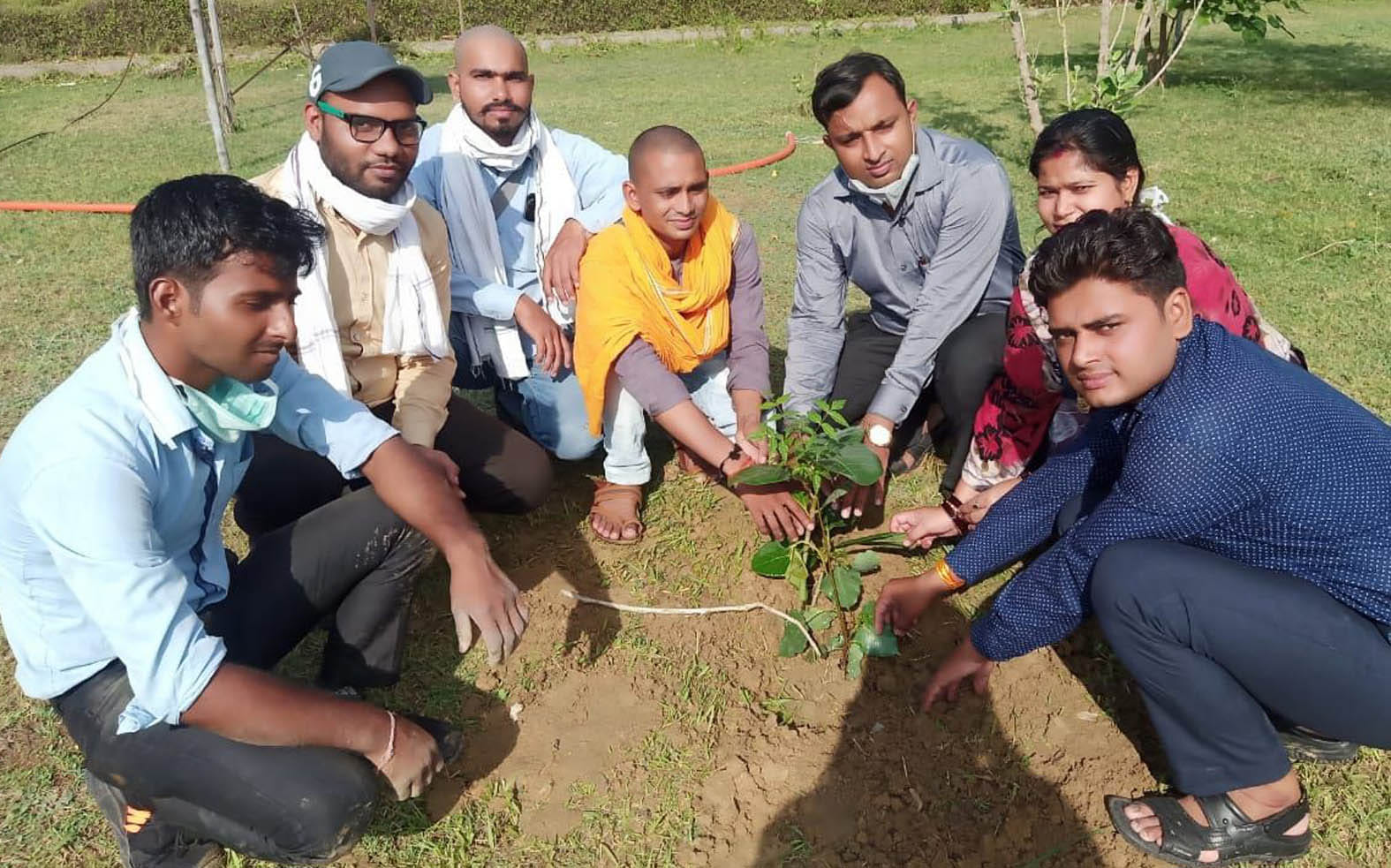 पौधरोपण करते युवा समाजसेवी। पौधरोपण करते युवा समाजसेवी।