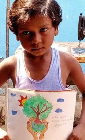 बुढ़ाना में पोस्टर दिखाती अनुष्का। बुढ़ाना में पोस्टर दिखाती अनुष्का।