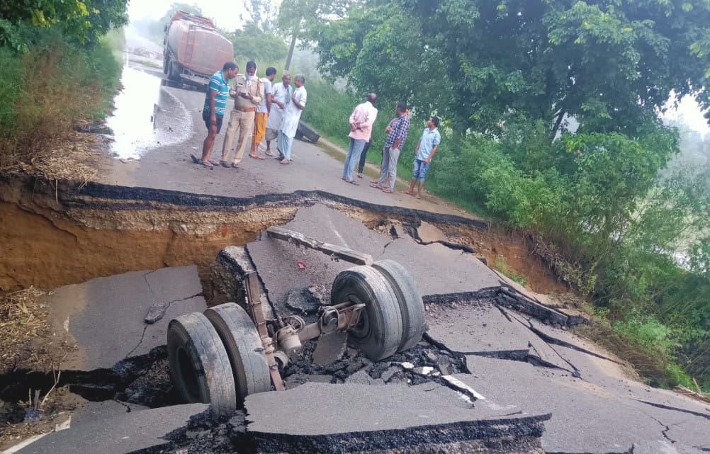 सहारनपुर: बारिश में सड़क दरकने से देवबंद-मंगलौर मार्ग पर जमीन में फंसा ट्रक का धुरा सहारनपुर: बारिश में सड़क दरकने से देवबंद-मंगलौर मार्ग पर जमीन में फंसा ट्रक का धुरा