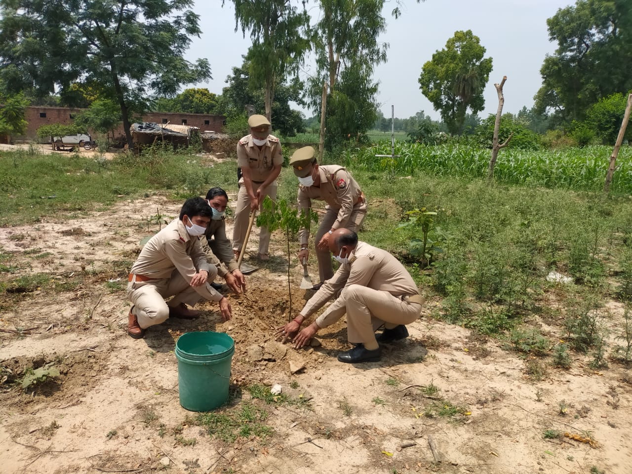 बड़गांव थाने में पौधारोपण करते एसओ संजीव यादव बड़गांव थाने में पौधारोपण करते एसओ संजीव यादव