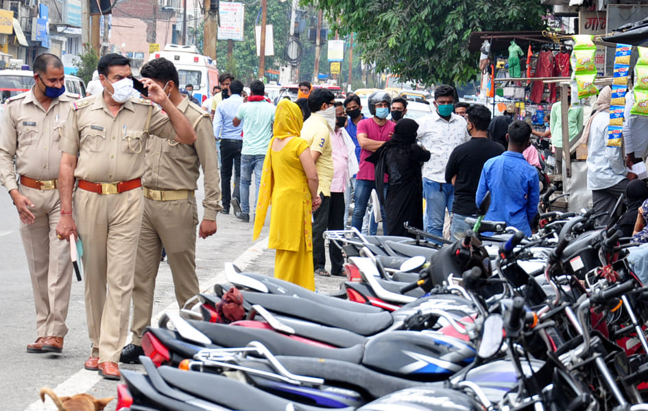 बाजारिया रोड़ मेडिकल लाइन पर सड़क पर खड़े वाहनो के चालान करती पुलिस बाजारिया रोड़ मेडिकल लाइन पर सड़क पर खड़े वाहनो के चालान करती पुलिस
