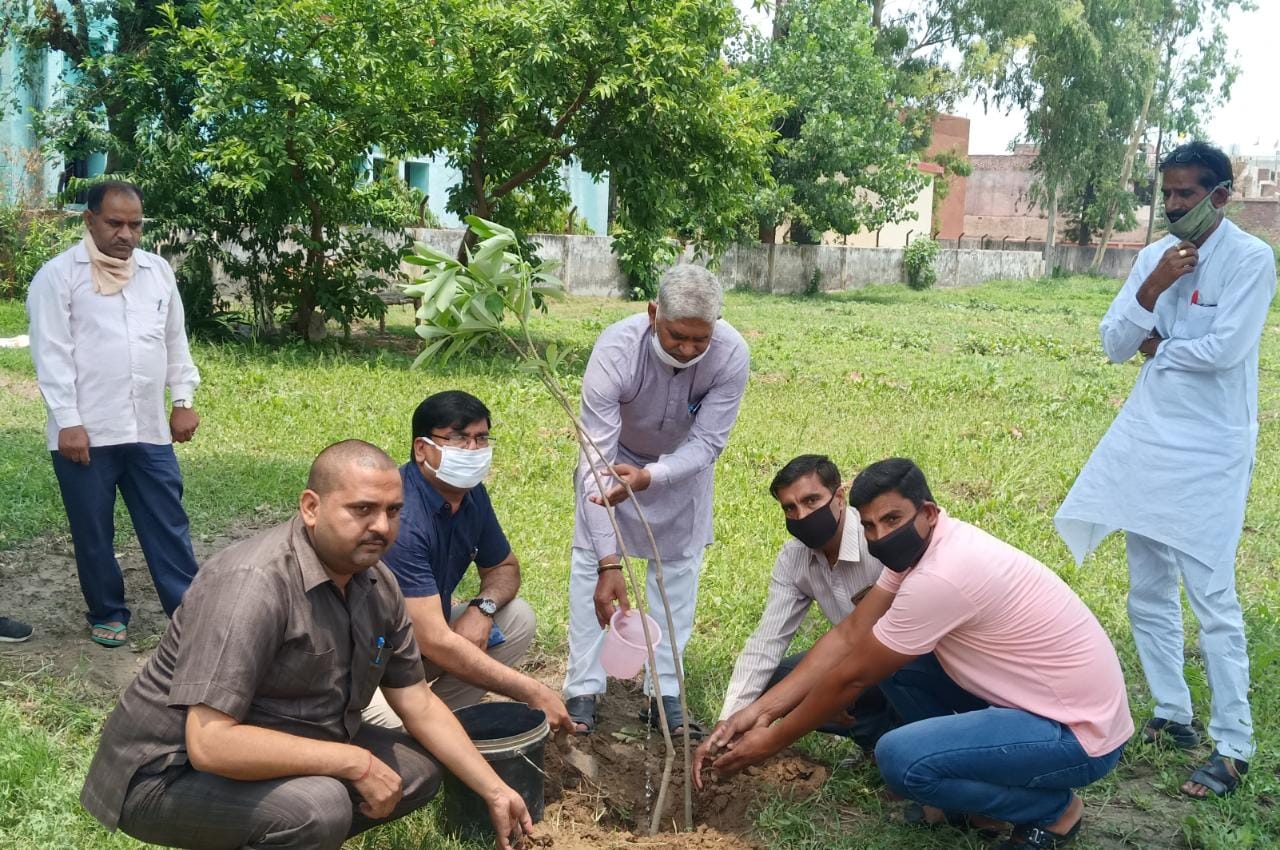 रामपुर मनिहारान बीआरसी में पौधा रोपण करते जसवंत सैनी। रामपुर मनिहारान बीआरसी में पौधा रोपण करते जसवंत सैनी।