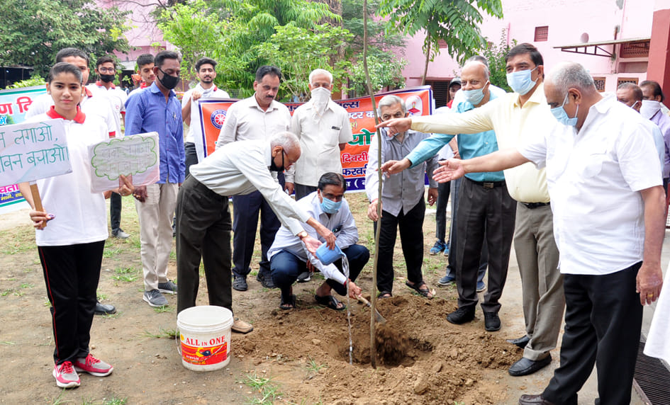 विश्व पर्यावरण दिवस पर सरस्वती विद्या मन्दिर इंटर कॉलेज में पौधारोपण करते मेयर संजीव वालिया व न?