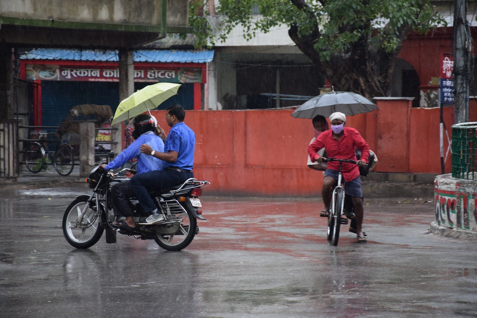 कलेक्ट्रेट क्षेत्र में बारिश के में भींगते लोग। कलेक्ट्रेट क्षेत्र में बारिश के में भींगते लोग।