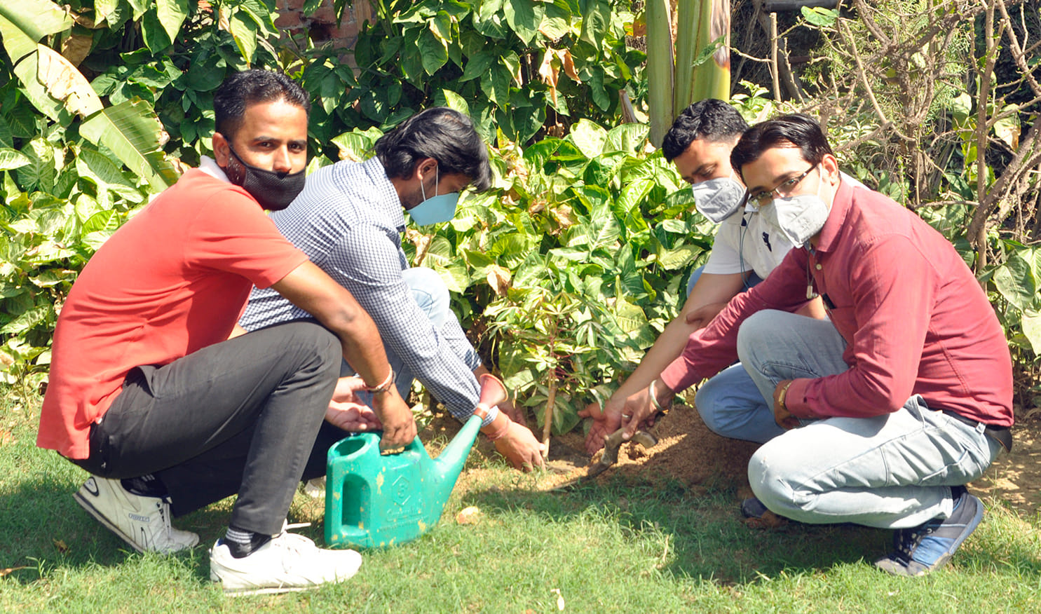 दून वैली पब्लिक स्कूल में विश्व पर्यावरण दिवस पर पौधरोपण करते शिक्षक दून वैली पब्लिक स्कूल में विश्व पर्यावरण दिवस पर पौधरोपण करते शिक्षक