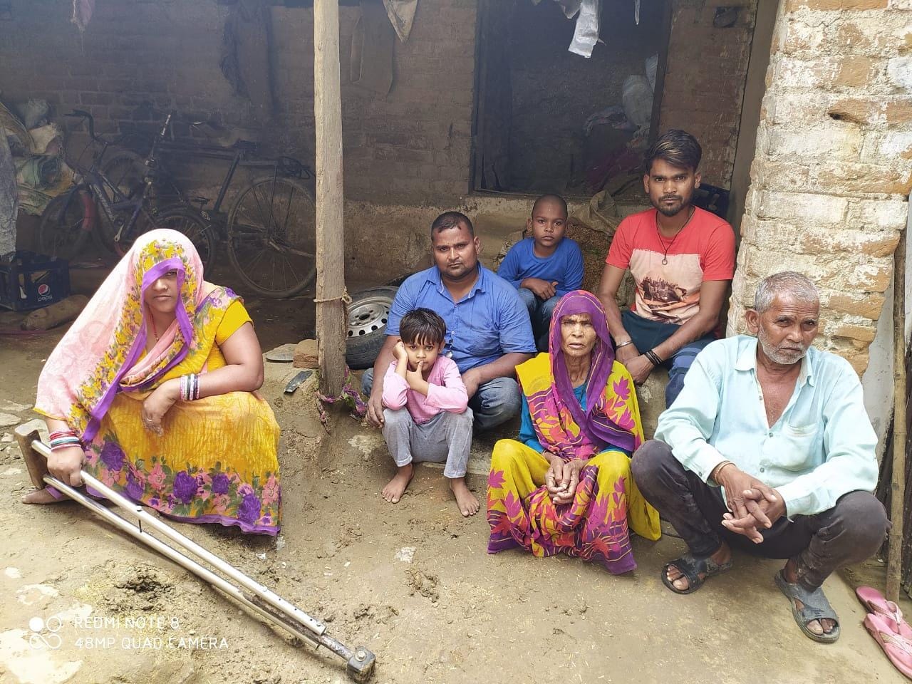 जालौन जिले के कदौरा कस्बे में धर्मेंद्र अपने पूरे परिवार के साथ। 
