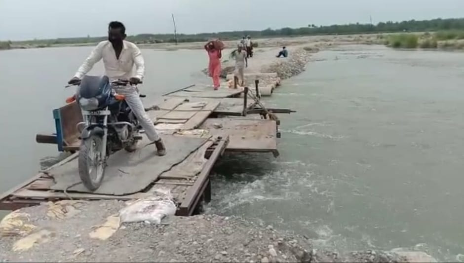 चिलकाना में जान जोखिम में डाल कर यमुना दी पार करते ग्रामीण