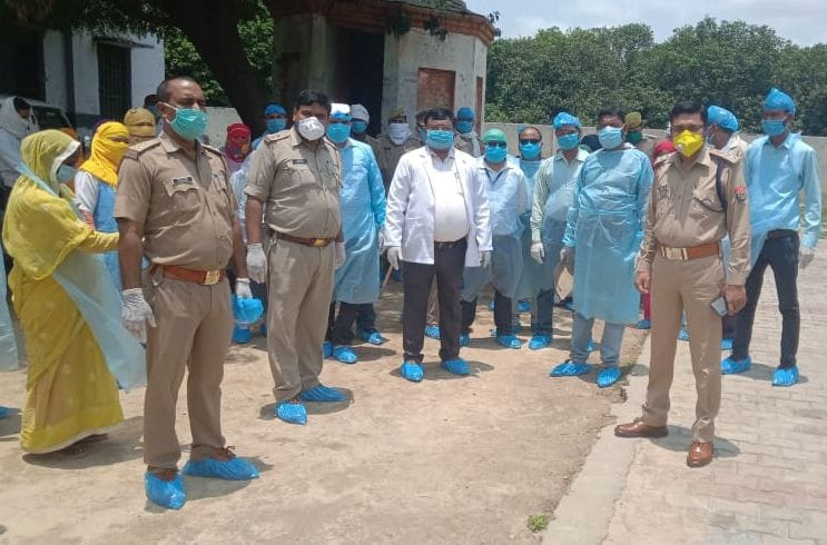 फोटो-25- गांव में मौजूद पुलिस और स्वास्थ्य विभाग की टीम। संवाद फोटो-25- गांव में मौजूद पुलिस और स्वास्थ्य विभाग की टीम। संवाद