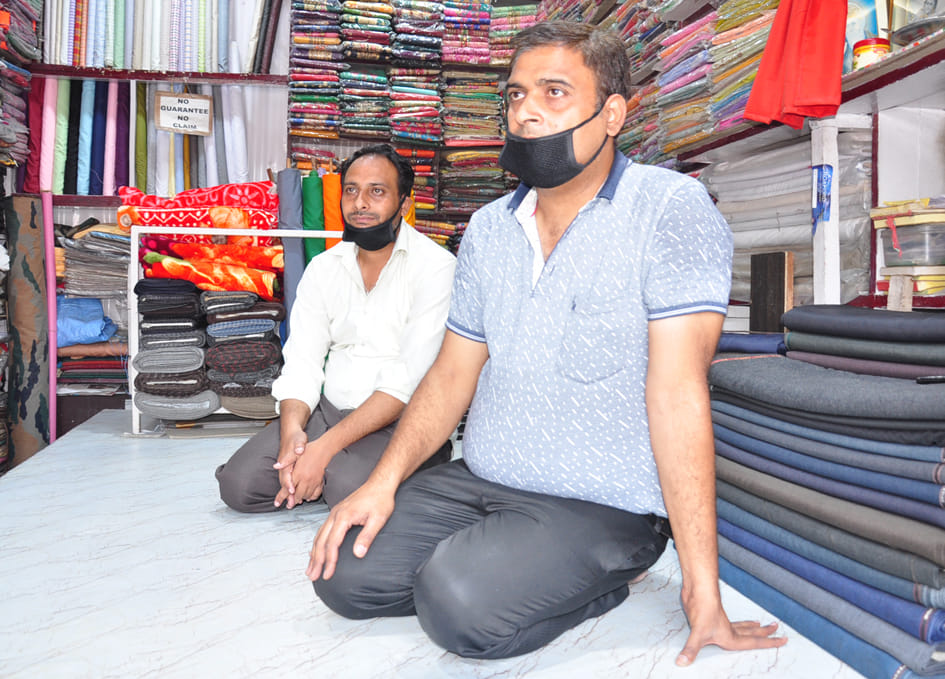 साड़ी व कपड़ा विक्रेता मनोज कुमार