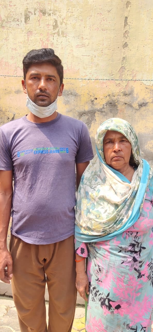प्रवासी श्रमिक अर्जुन कुमार अपनी मा के साथ प्रवासी श्रमिक अर्जुन कुमार अपनी मा के साथ