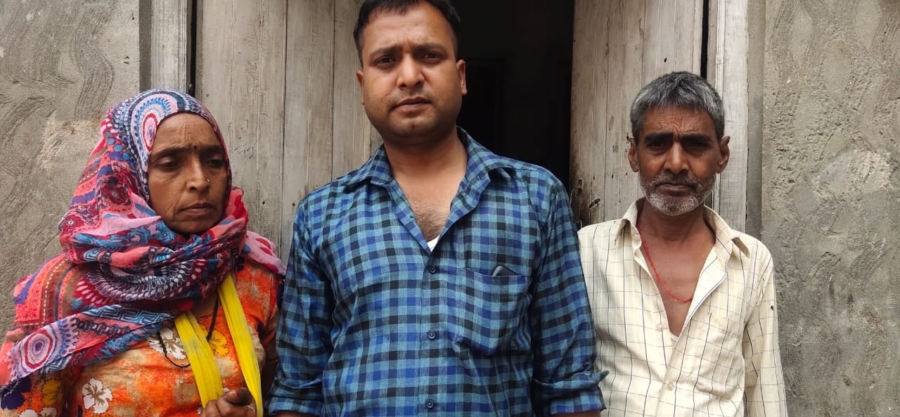 अपने परिवार के साथ प्रवासी श्रमिक बंटी कश्यप अपने परिवार के साथ प्रवासी श्रमिक बंटी कश्यप