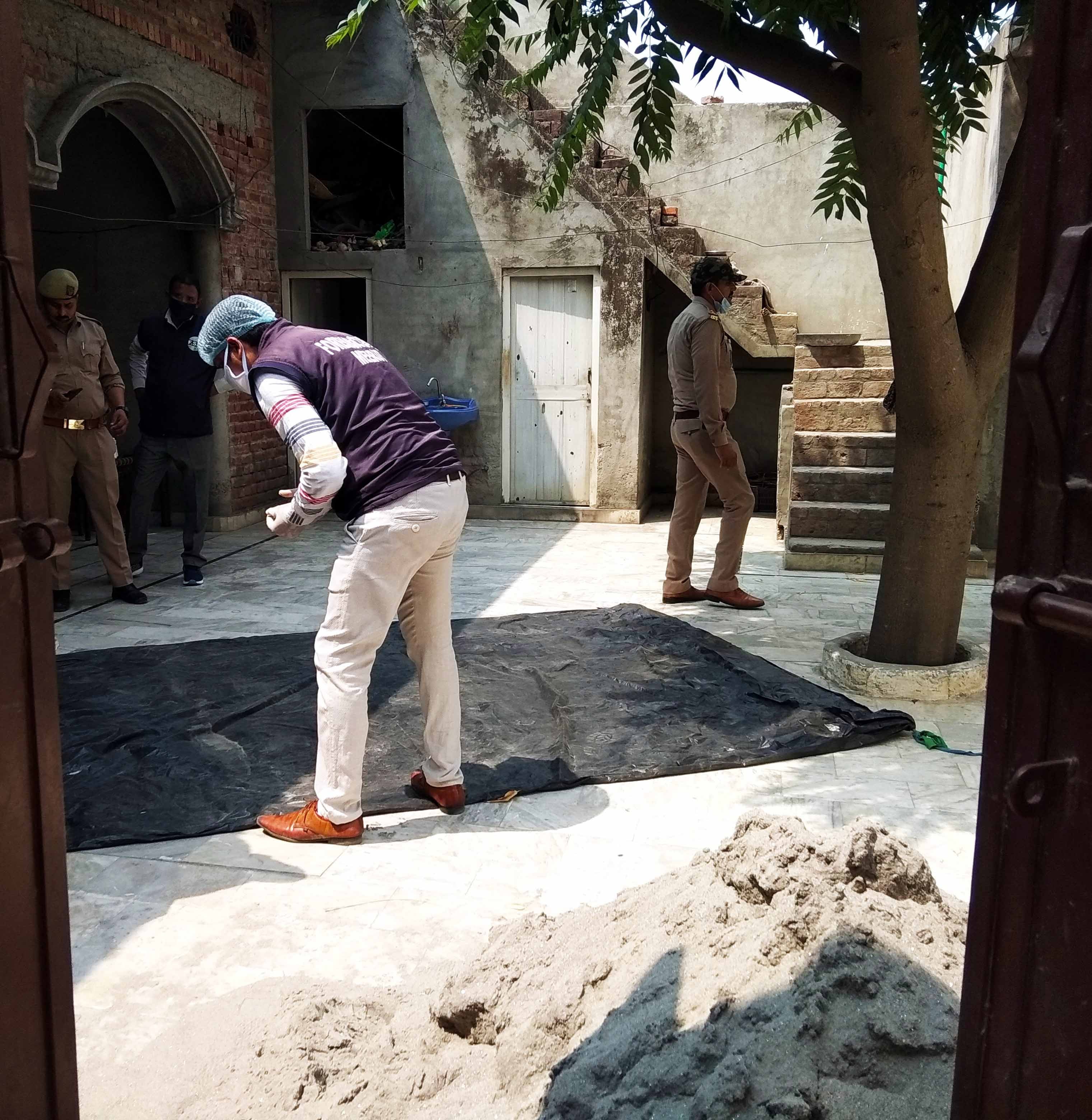 कैराना में मकान के अन्दर जाच करते फारेंसिंक विभाग के सदस्य कैराना में मकान के अन्दर जाच करते फारेंसिंक विभाग के सदस्य