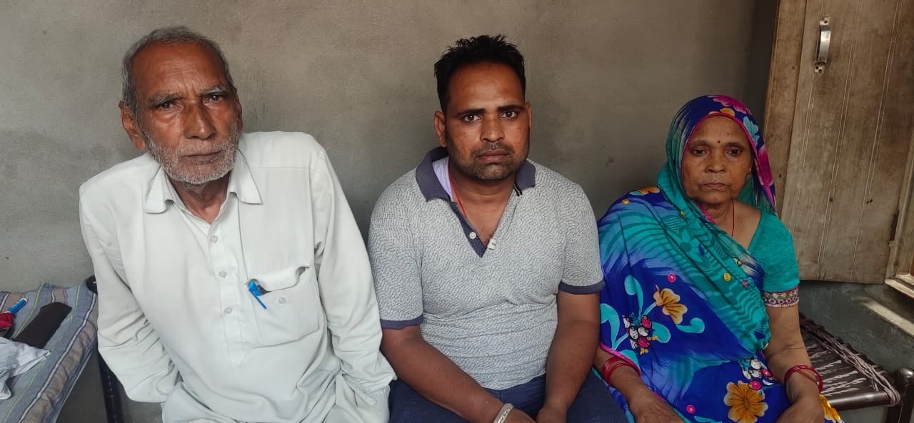 अपने परिवार के साथ प्रवासी श्रमिक तारा चन्द सैनी अपने परिवार के साथ प्रवासी श्रमिक तारा चन्द सैनी