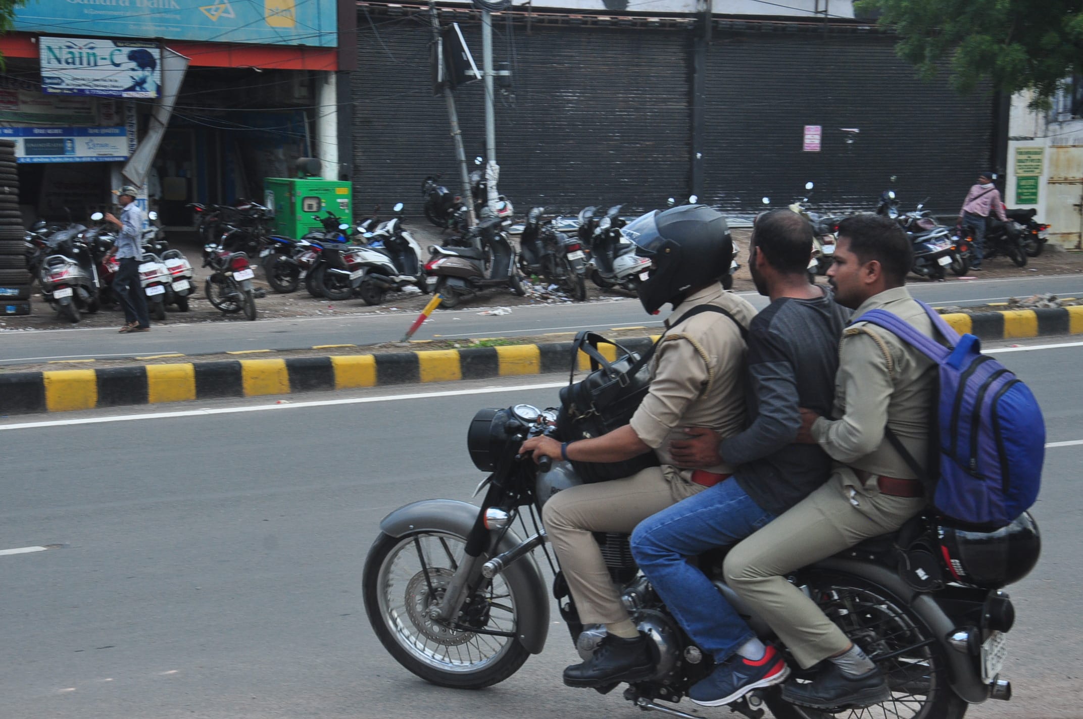 बिना मास्क व सोशल डिस्टेंस का पालन न कर मोटरसाइकिल पर तीन सबार होकर इलाइट चित्रा मार्ग पर बाइक दौ? बिना मास्क व सोशल डिस्टेंस का पालन न कर मोटरसाइकिल पर तीन सबार होकर इलाइट चित्रा मार्ग पर बाइक दौ?