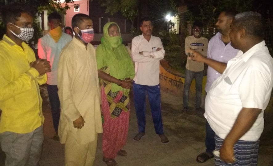 नजीबाबाद में पंजाब से पैदल चलकर आए श्रमिकों से जानकारी करते तहसीलदार राधेश्याम शर्मा।