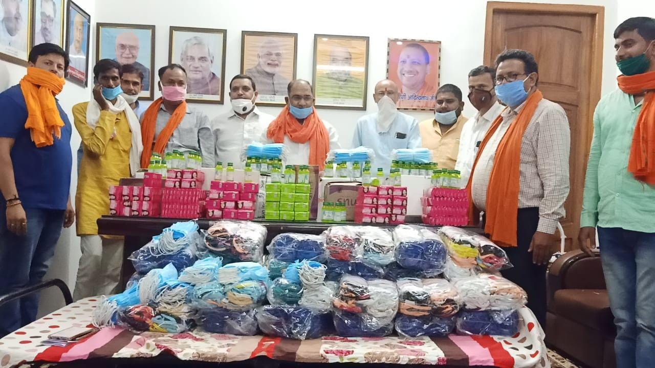 सदर विधायक गौरीशंकर वर्मा मास्क सैनिटाइजर वितरण करते सदर विधायक गौरीशंकर वर्मा मास्क सैनिटाइजर वितरण करते