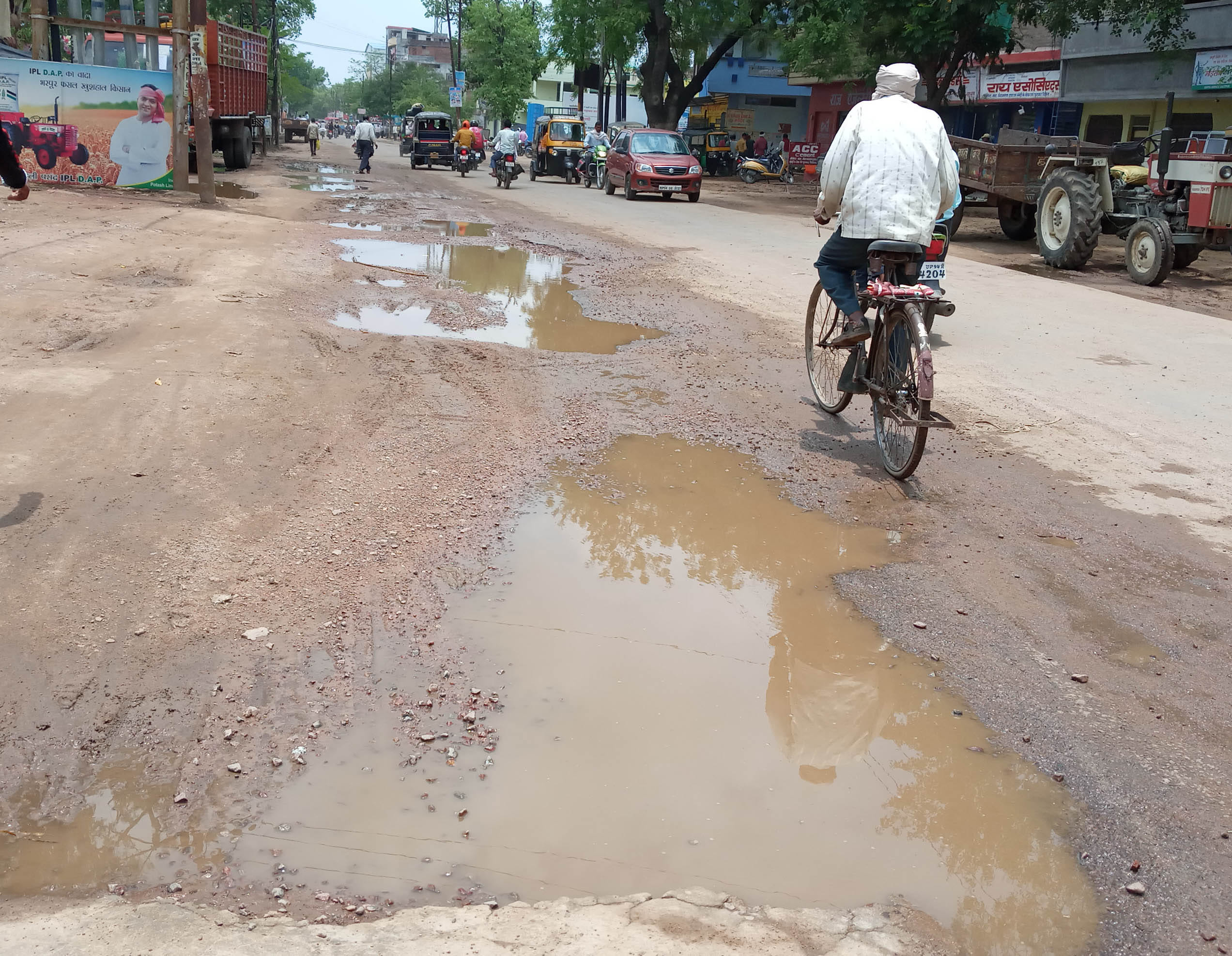 इलाइट चौराहा के पास झांसी रोड मुख्य मार्ग के गड्ढों मे भरा पानी इलाइट चौराहा के पास झांसी रोड मुख्य मार्ग के गड्ढों मे भरा पानी