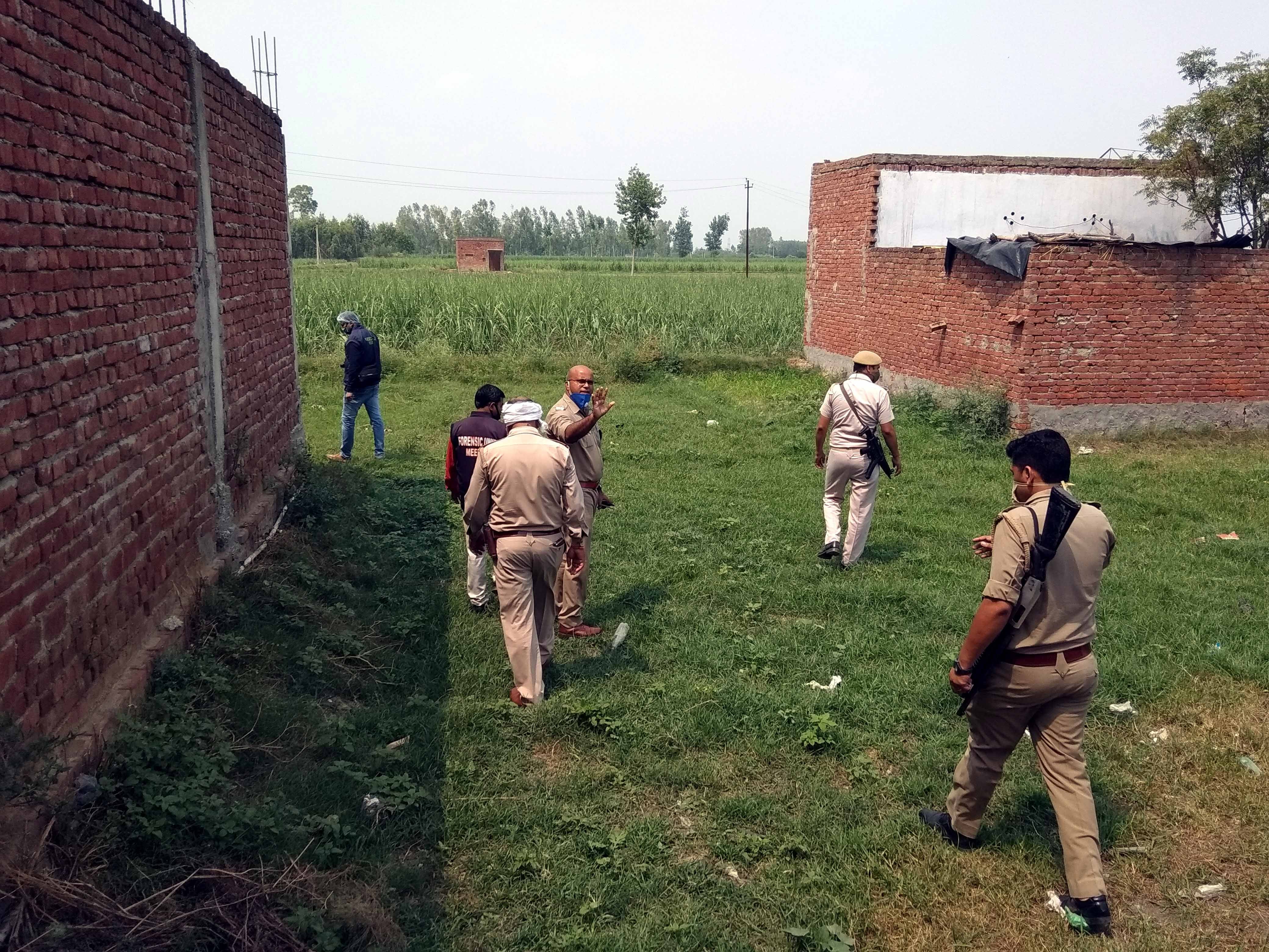 कैराना (शामली) में आर्यपुरी बंजारा बस्ती में मकान के पीछे जांच करती फोरेंसिंक टीम और पुलिस। कैराना (शामली) में आर्यपुरी बंजारा बस्ती में मकान के पीछे जांच करती फोरेंसिंक टीम और पुलिस।