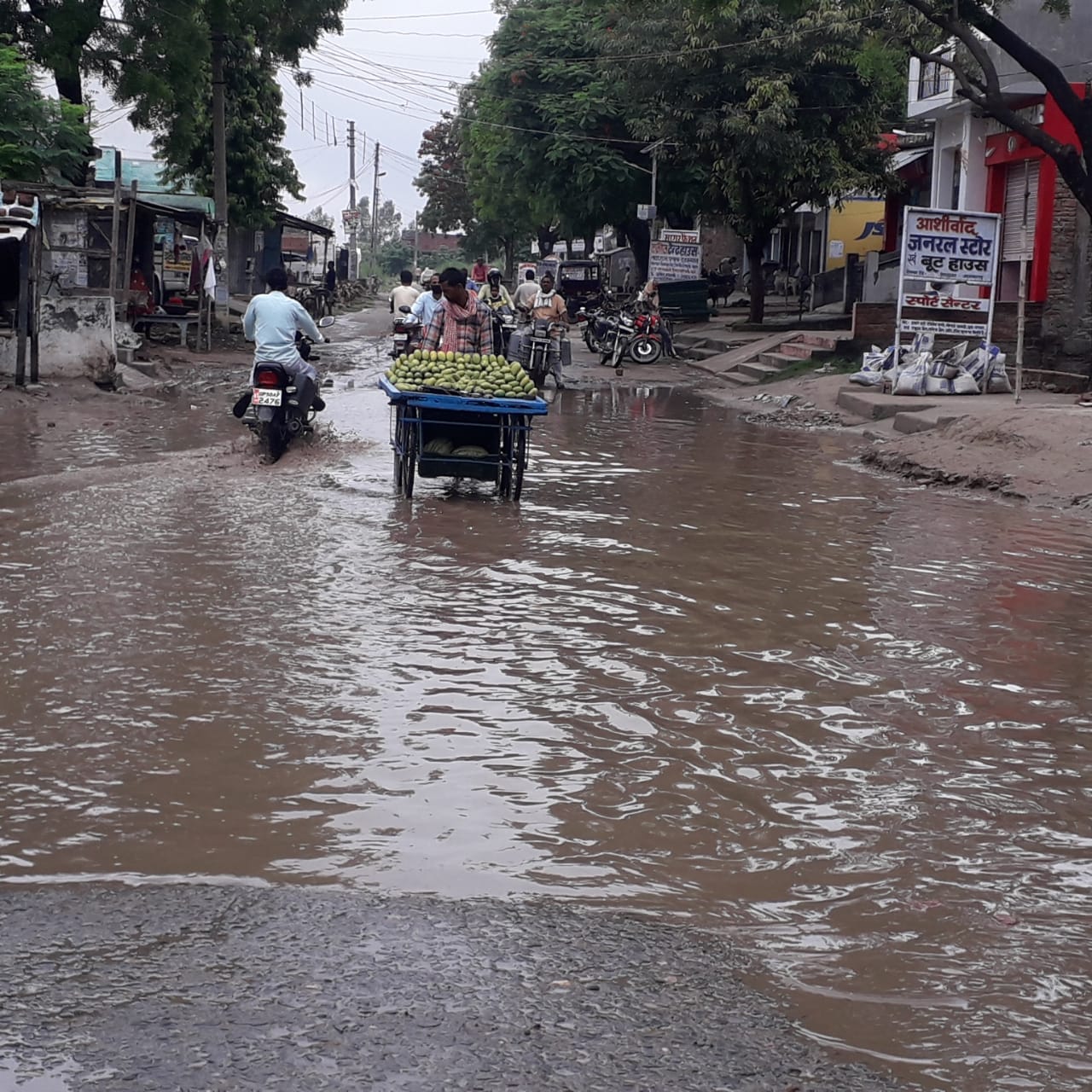 लाटघाट रौनापार मार्ग पर बारिश से जल जमाव।