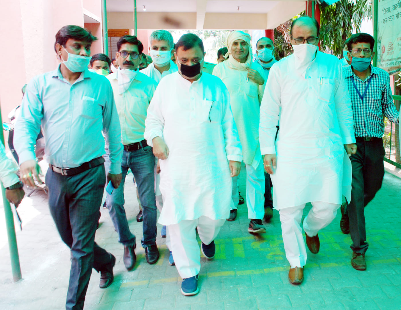 शामली सीएससी में निरीक्षण कर लौटते राज्यमंत्री अतुल गर्ग वह सांसद प्रदीप चौधरी