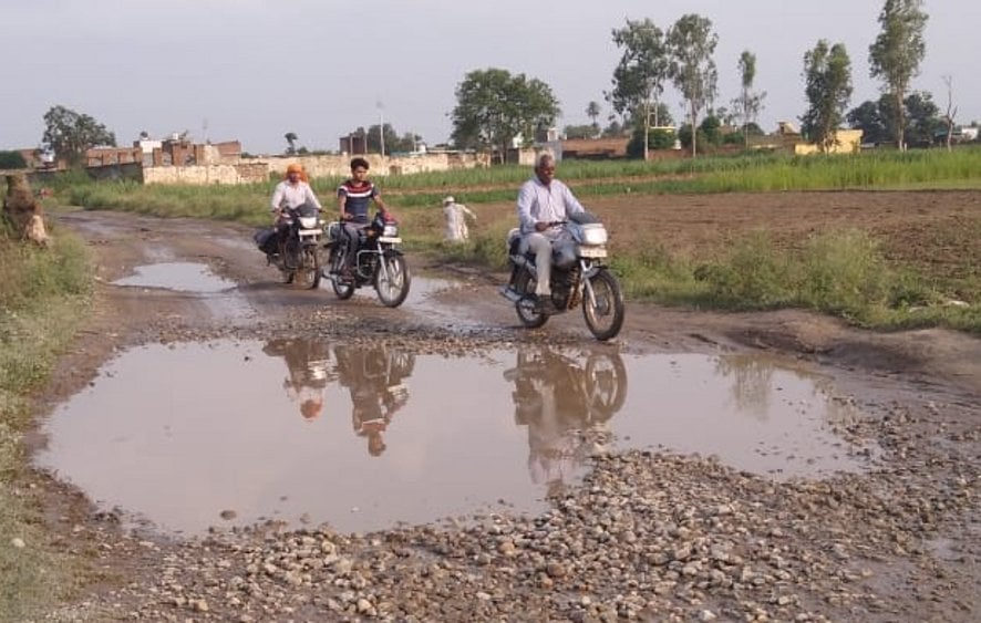 मंडावली के मोहनपुर-काशीरामपुर का खस्ताहाल मार्ग। मंडावली के मोहनपुर-काशीरामपुर का खस्ताहाल मार्ग।