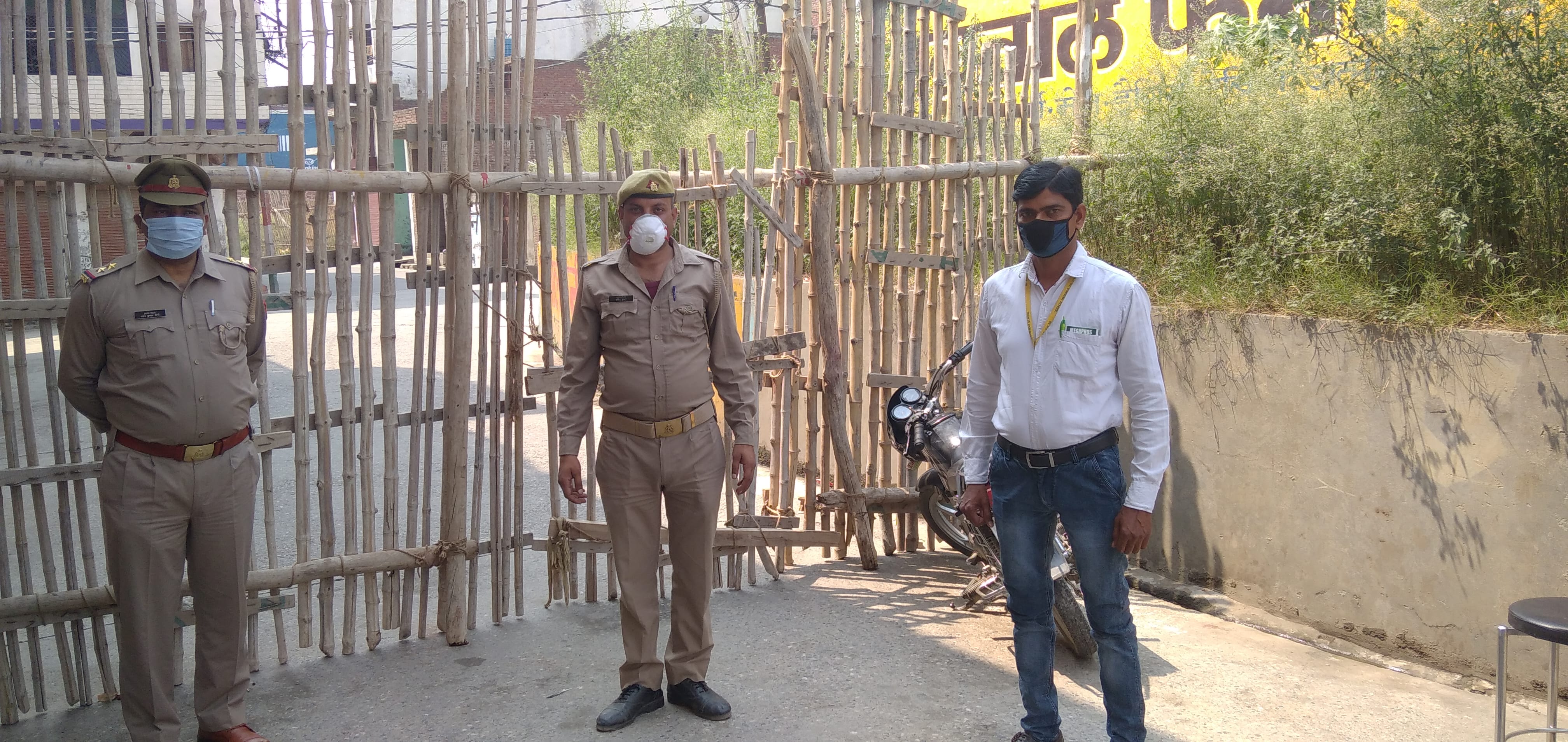 शामली के मोहल्ला सुलेख विहार हॉटस्पॉट पर तैनात पुलिसकर्मी। शामली के मोहल्ला सुलेख विहार हॉटस्पॉट पर तैनात पुलिसकर्मी।