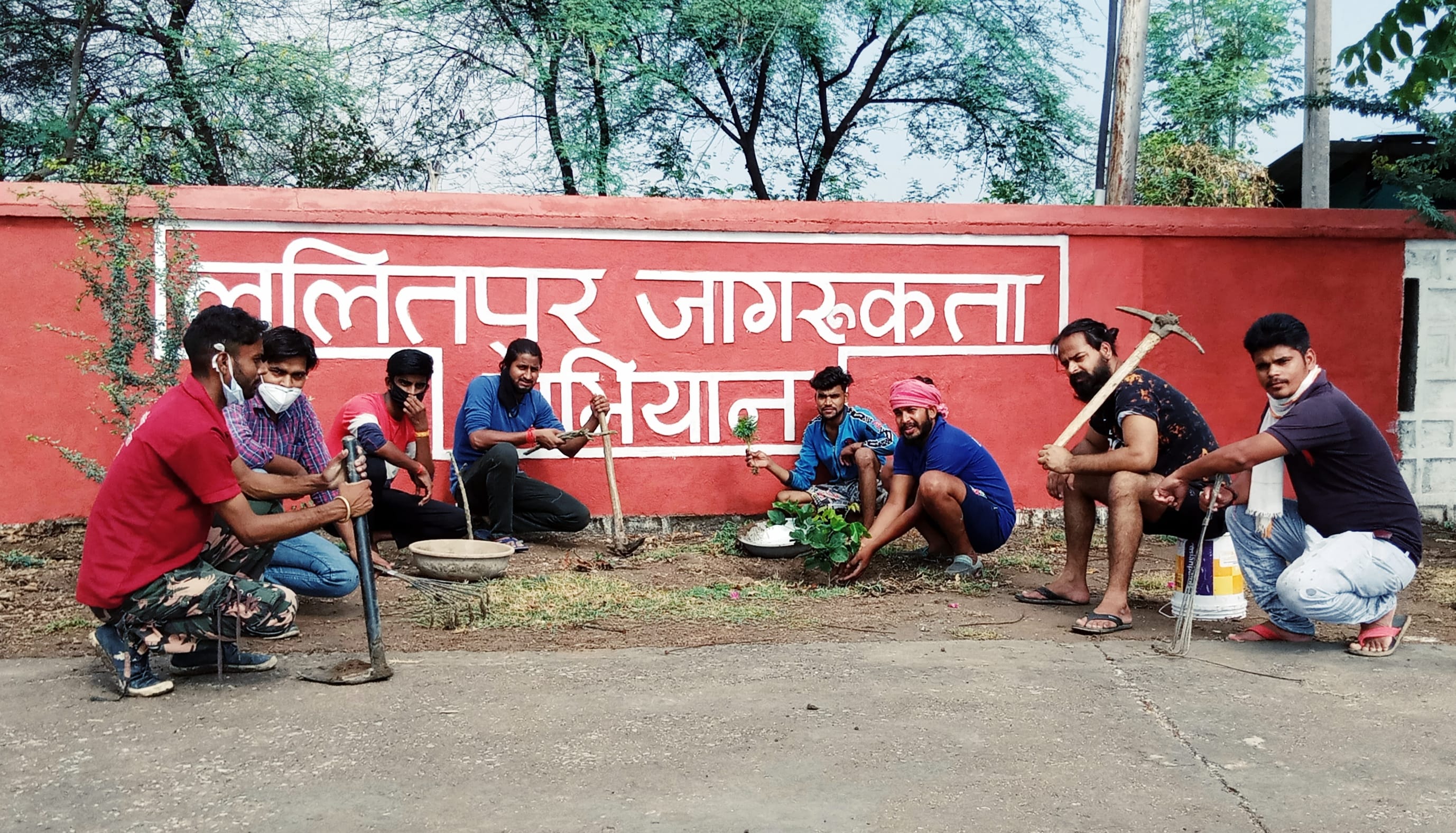 सुम्मेरा तालाब के बंध पर पौधे लगाते ललितपुर जागरुकता अभियान के सदस्य