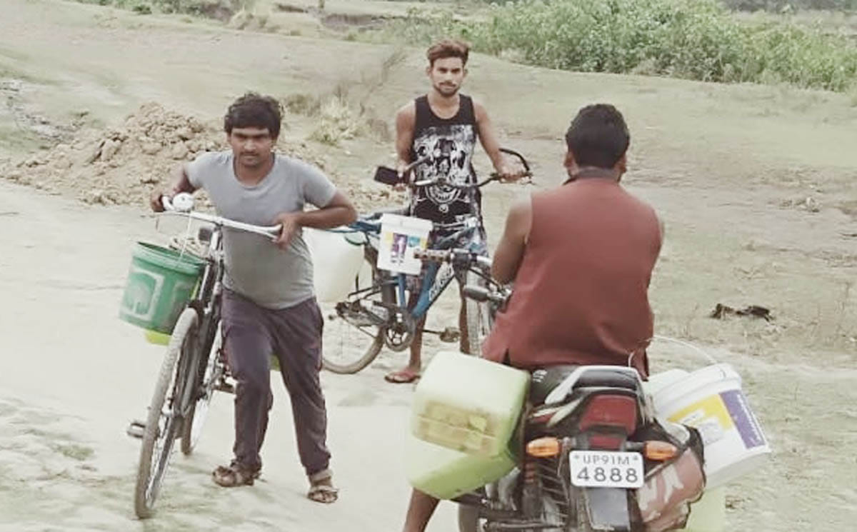 कपसा गांव में साइकिल से पानी लाते ग्रामीण। कपसा गांव में साइकिल से पानी लाते ग्रामीण।