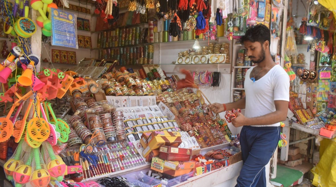 सोमवार को चौकियां धाम खुलने की सूचना के बाद धाम स्थित दूकानों की सफाई करता दूकानदार।