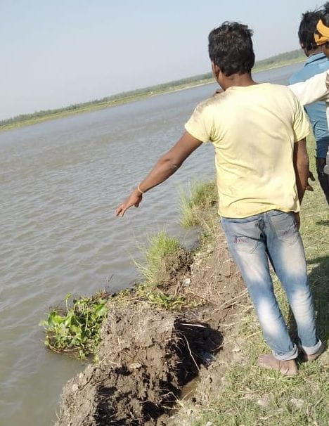 गंगा में जल स्तर बढ़ने पर होता कटान। गंगा में जल स्तर बढ़ने पर होता कटान।