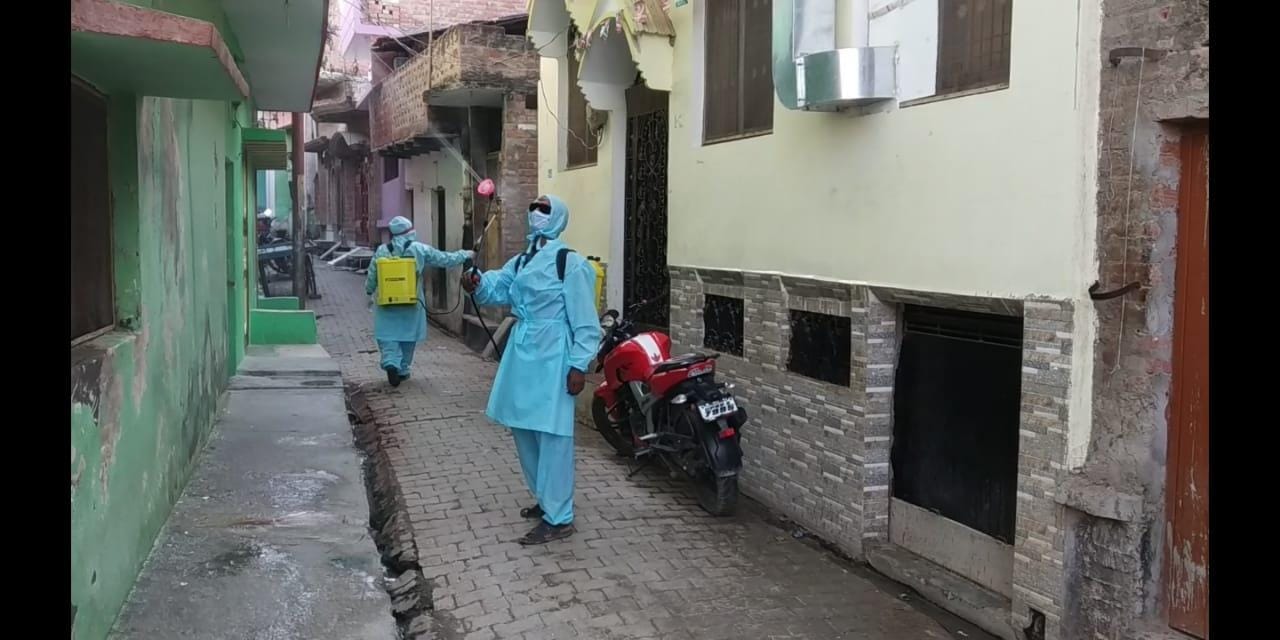 कालपी में सैनिटाइज करते पालिका कर्मचारी कालपी में सैनिटाइज करते पालिका कर्मचारी