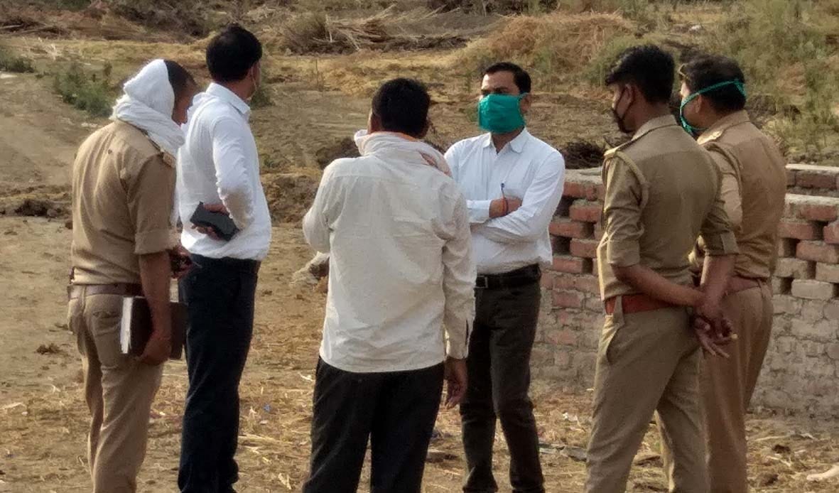 पुलिस फोर्स के साथ मौके पहुंचे तहसीलदार व इंस्पेक्टर क्राइम पुलिस फोर्स के साथ मौके पहुंचे तहसीलदार व इंस्पेक्टर क्राइम