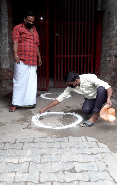 शहर के चौक स्थित देवी मंदिर पर सामाजिक दूरी के लिए बनाया जा रहा निशान। शहर के चौक स्थित देवी मंदिर पर सामाजिक दूरी के लिए बनाया जा रहा निशान।
