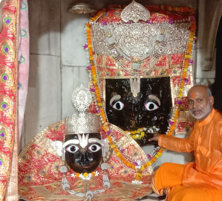 फोटो- 16- धर्मनगरी में स्थापित भगवान कामदनाथ मंदिर में की गई सजावट फोटो- 16- धर्मनगरी में स्थापित भगवान कामदनाथ मंदिर में की गई सजावट