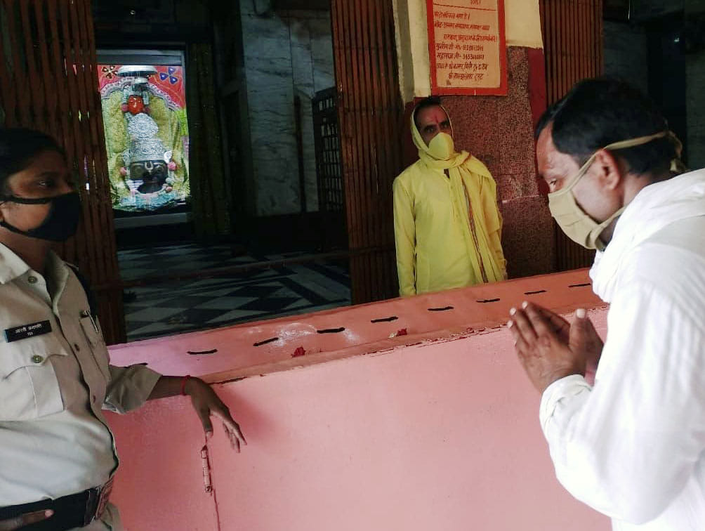फोटो- 17- धर्मनगरी में पुलिस सुरक्षा के बीच भगवान कामदनाथ मंदिर में दर्शन् करते श्रद्घालु फोटो- 17- धर्मनगरी में पुलिस सुरक्षा के बीच भगवान कामदनाथ मंदिर में दर्शन् करते श्रद्घालु