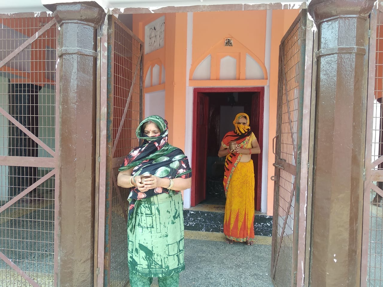 अमरोहा मंडी चौब के शिव मंदिर में पूजा कर लौटतीं महिलाएं। अमरोहा मंडी चौब के शिव मंदिर में पूजा कर लौटतीं महिलाएं।