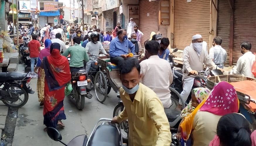अमरोहा सोमवार को बाजार में लोगों की भीड़। अमरोहा सोमवार को बाजार में लोगों की भीड़।
