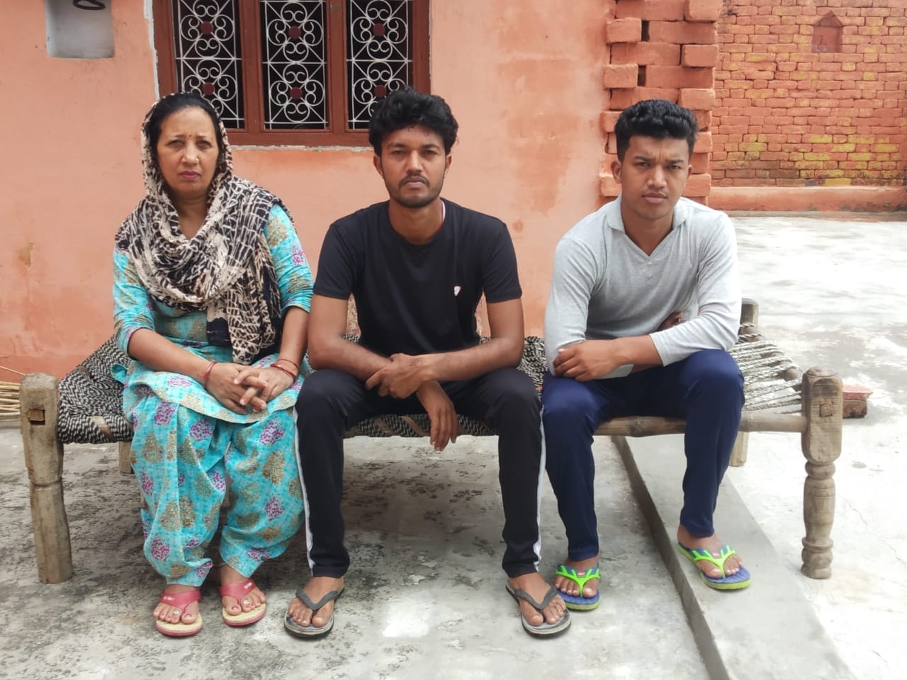 झाड़खेड़ी निवासी सागर अपनी मां और भाई के साथ झाड़खेड़ी निवासी सागर अपनी मां और भाई के साथ