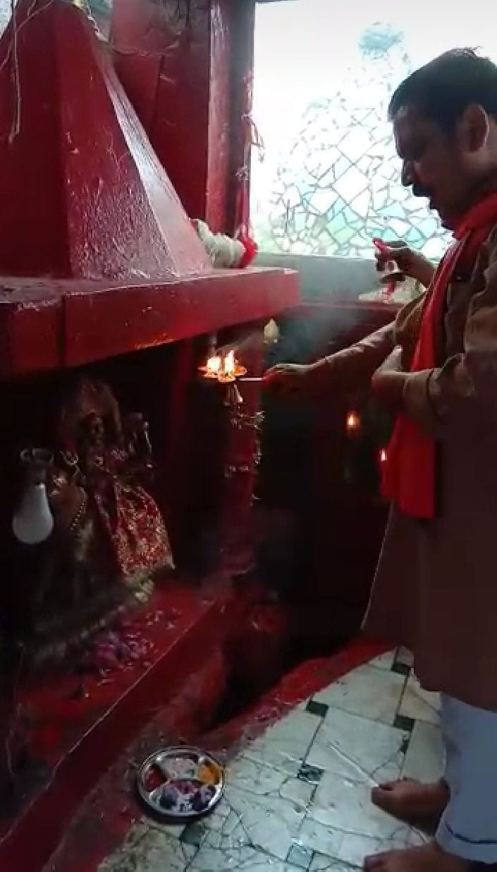 मां पूर्णागिरि धाम में आरती करते मंदिर समिति अध्यक्ष पं. भुवन चंद्र पांडेय। मां पूर्णागिरि धाम में आरती करते मंदिर समिति अध्यक्ष पं. भुवन चंद्र पांडेय।