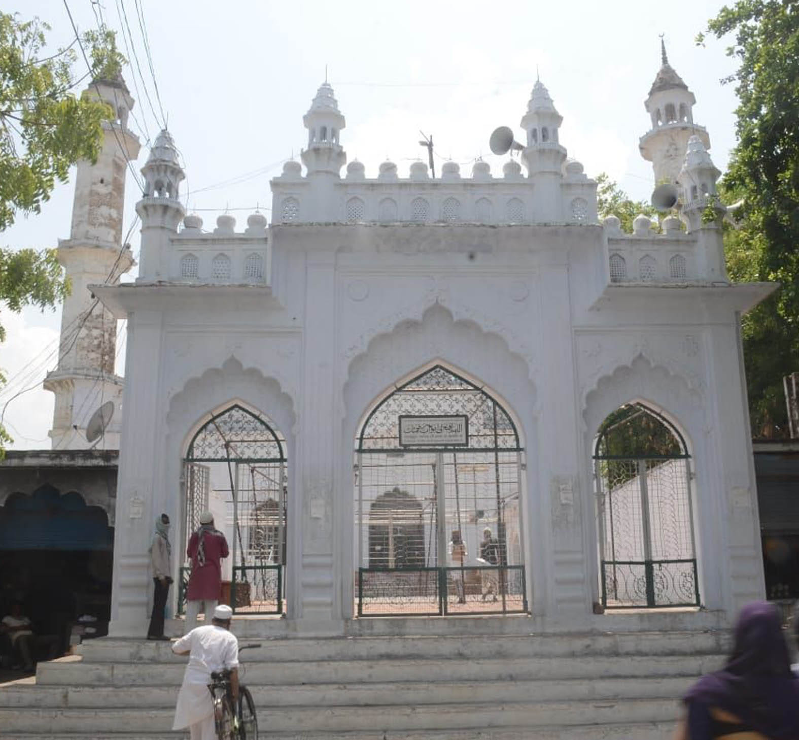 नवाबी जामा मस्जिद का बंद मुख्य द्वार। नवाबी जामा मस्जिद का बंद मुख्य द्वार।