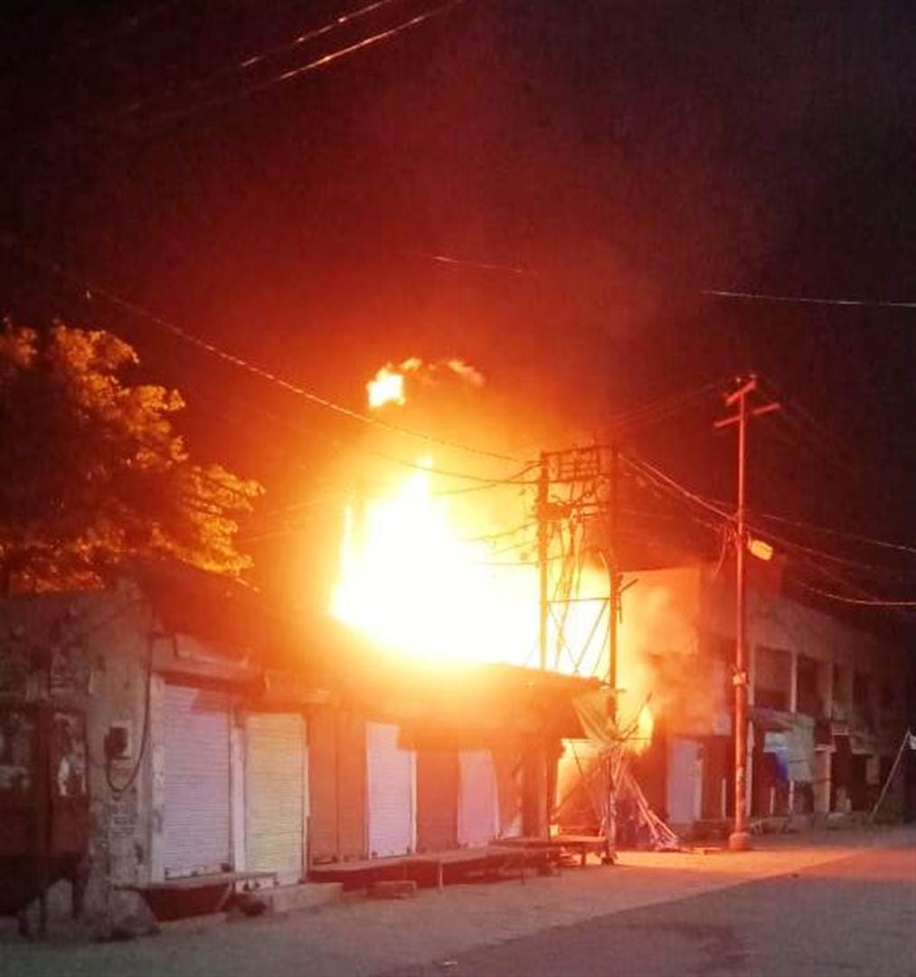 सादाबाद में ट्रांसफॉर्मर में लगी आग। सादाबाद में ट्रांसफॉर्मर में लगी आग।