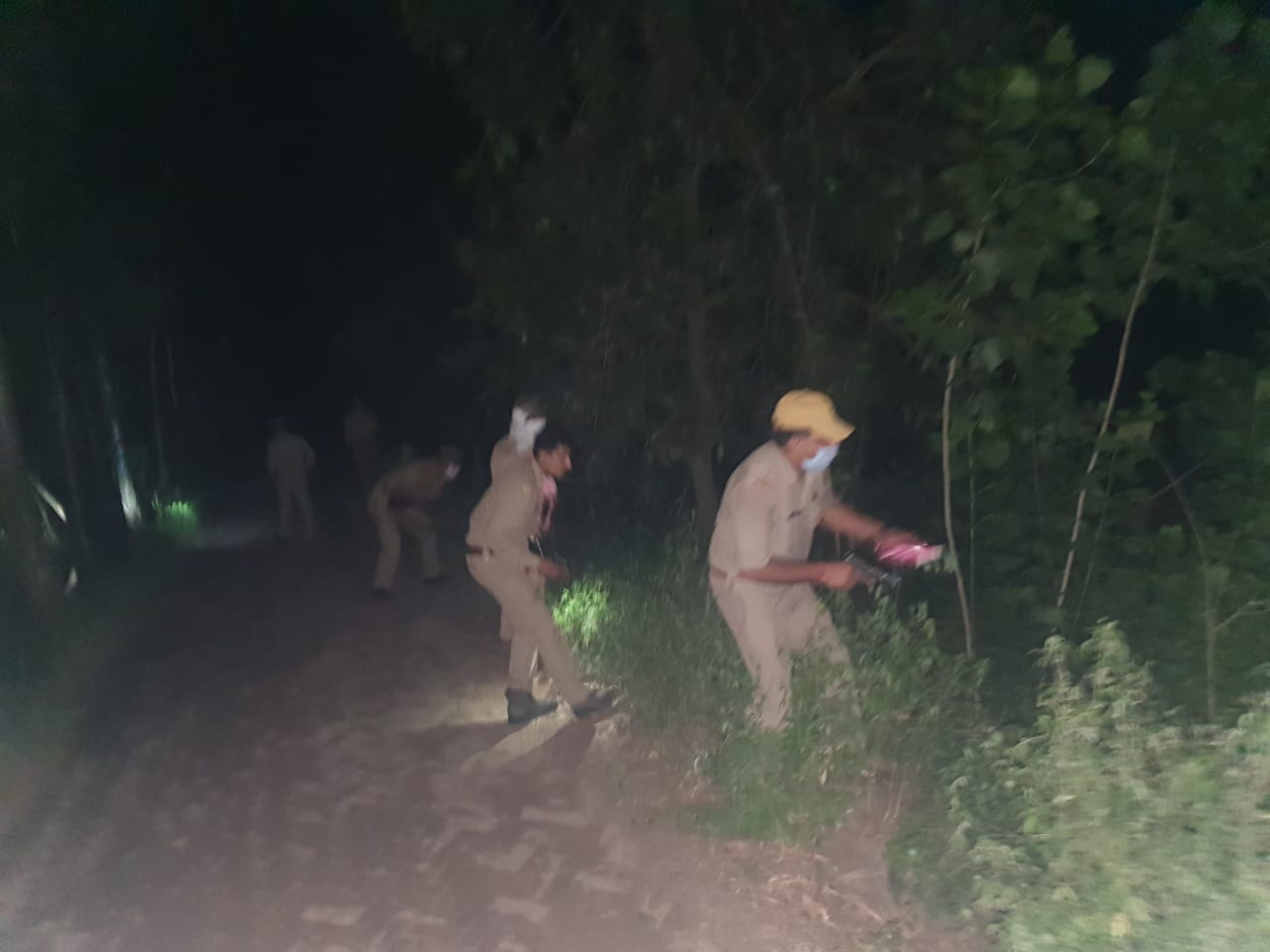 सहारनपुर: तीतरो में मुठभेड़ के दौरान फरार बदमाश की तलाश करती पुलिस सहारनपुर: तीतरो में मुठभेड़ के दौरान फरार बदमाश की तलाश करती पुलिस