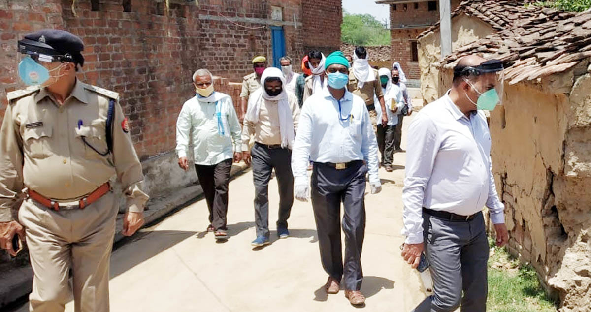 त्योतना गांव के कंटेनमेंट जोन का निरीक्षण करते एसडीएम व सीओ।