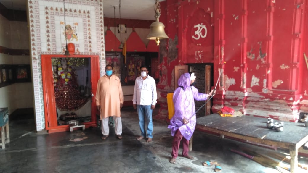 गढ़ीपुख्ता में शिव मंदिर को सैनिटाइजर करते पंचायत कर्मी। गढ़ीपुख्ता में शिव मंदिर को सैनिटाइजर करते पंचायत कर्मी।