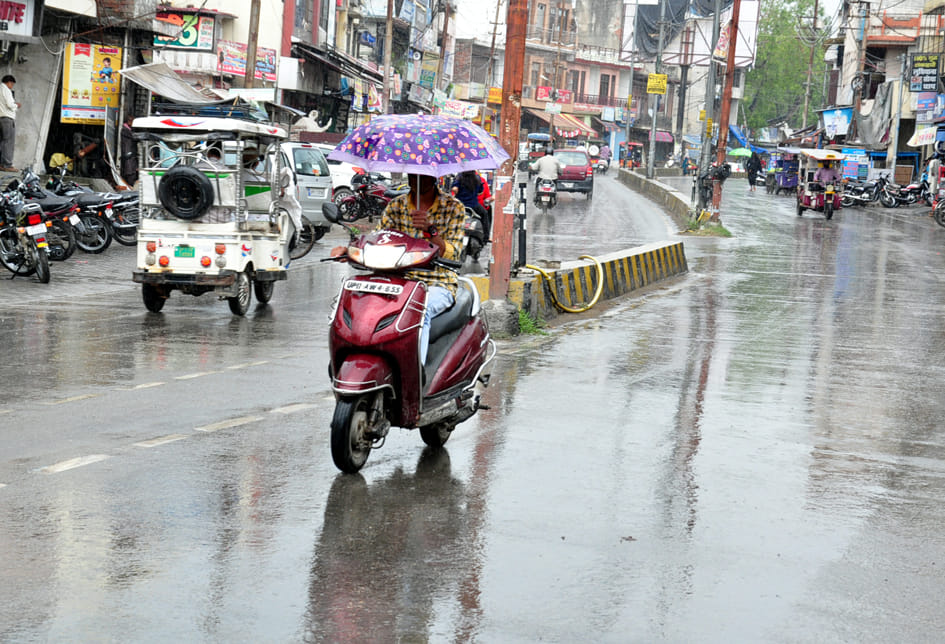सहारनपुर में हुई बरसात में जाते लोग सहारनपुर में हुई बरसात में जाते लोग