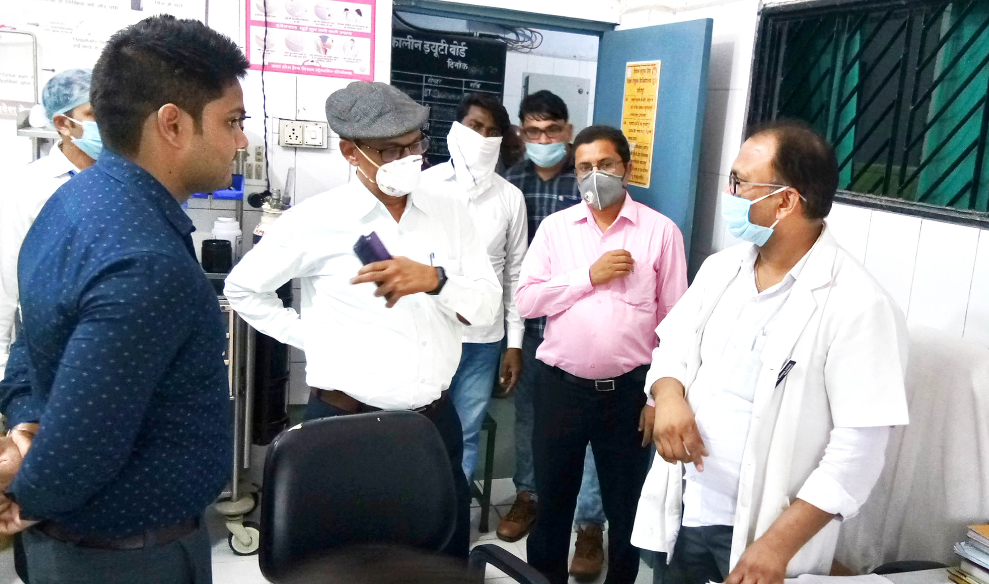 जिला अस्पताल का निरीक्षण करते नोडल अधिकारी नंदलाल। जिला अस्पताल का निरीक्षण करते नोडल अधिकारी नंदलाल।