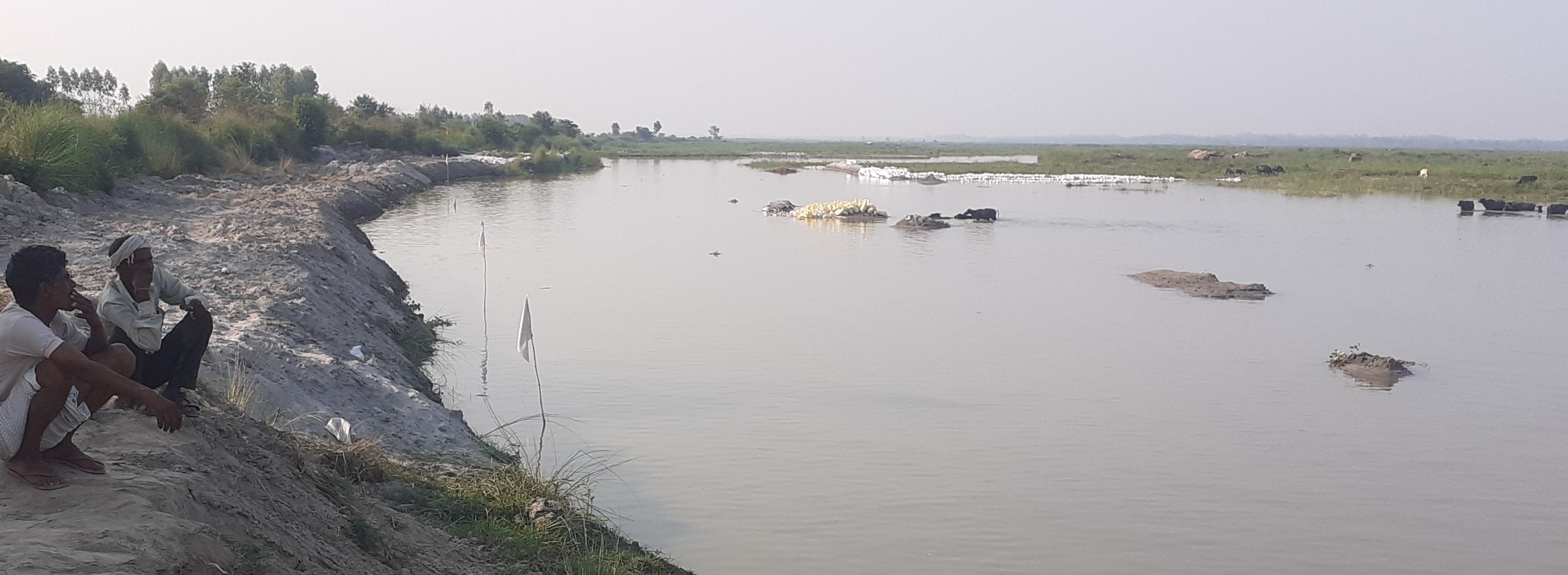 गंगा का जलस्तर बढ़ने से तटबंध के लिए भरे जा रहे रेत से भरे कट्टे पानी में बह गए।