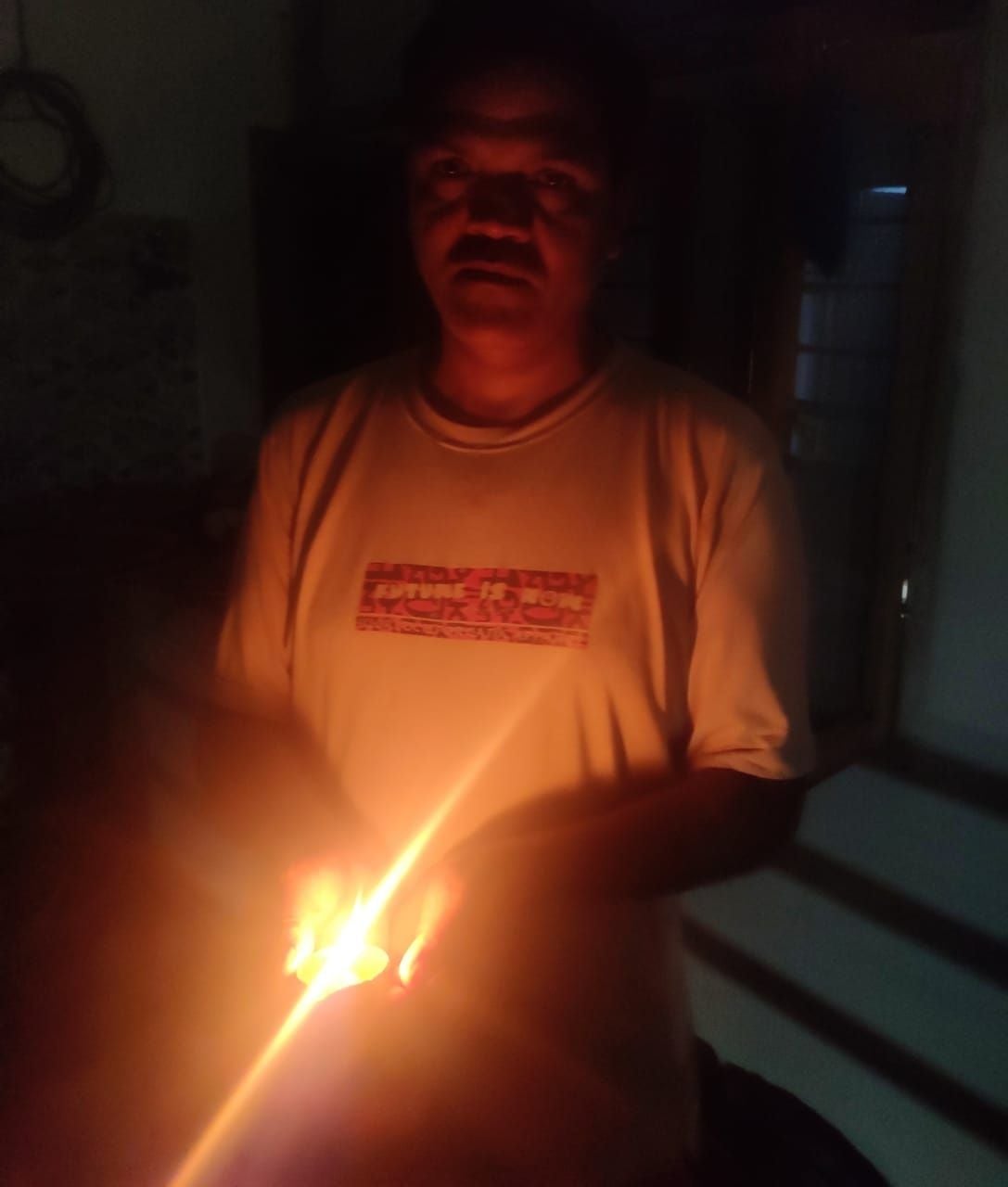 घर में दिया जलाकर पुरानी पेंशन व्यवस्था बहाल किए जाने की मांग करता कर्मचारी। घर में दिया जलाकर पुरानी पेंशन व्यवस्था बहाल किए जाने की मांग करता कर्मचारी।